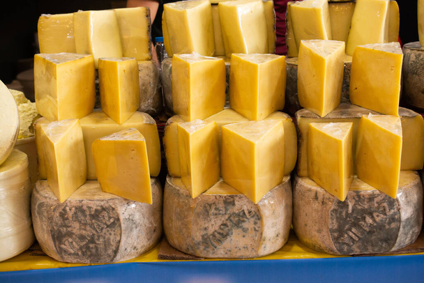 trozos de queso kashkaval o kasseri para la venta en el estante - Foto, imagen