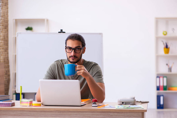 Junge männliche Designerin trinkt Kaffee im Büro - Foto, Bild