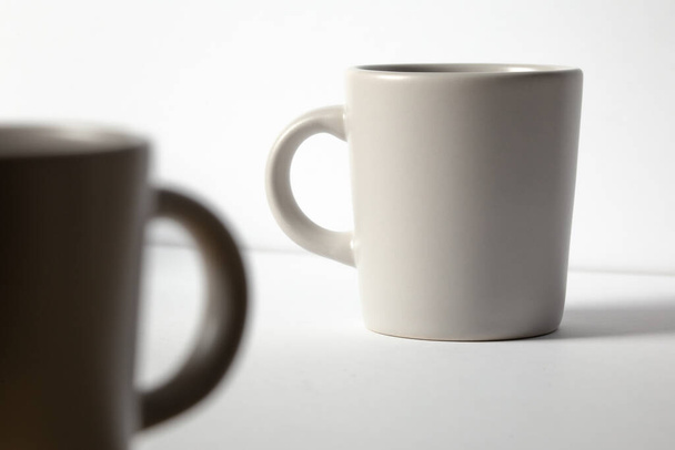 taza de café espresso blanco de cerámica contra un fondo blanco llano café arte. - Foto, Imagen