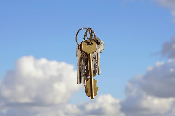 Evin anahtarları. Mülk kavramı, mavi gökyüzüne karşı anahtarlar - Fotoğraf, Görsel