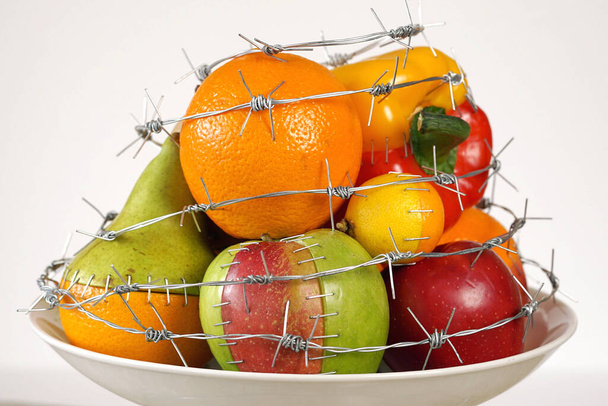 Geneettisesti muunneltua ruokaa. GMO-hedelmät ja vihannekset - Valokuva, kuva