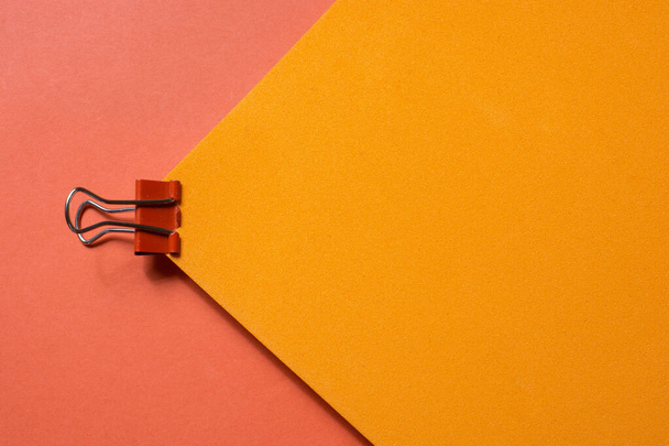 Papier couleur et pinces à reliure métallique avec poignées en vue - Photo, image