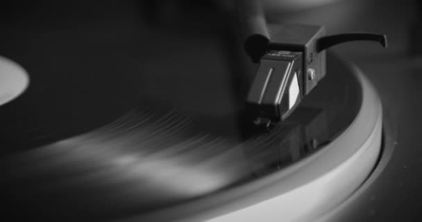 黒と白。レコードが回転している。針はヴィンテージのレコードで再生されます。古いターンテーブル - 映像、動画