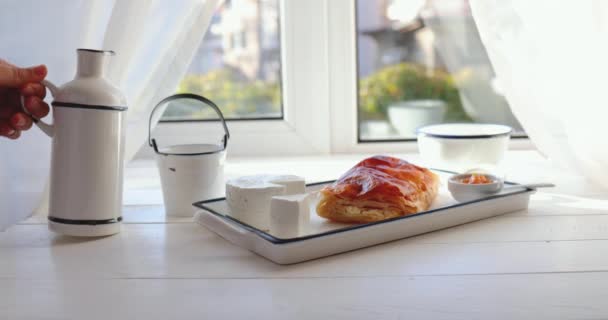 Vers gebakken zelfgebakken gepofte kaastaart en melkachtige yoghurt, 4K food video van 's ochtends ontbijt - Video
