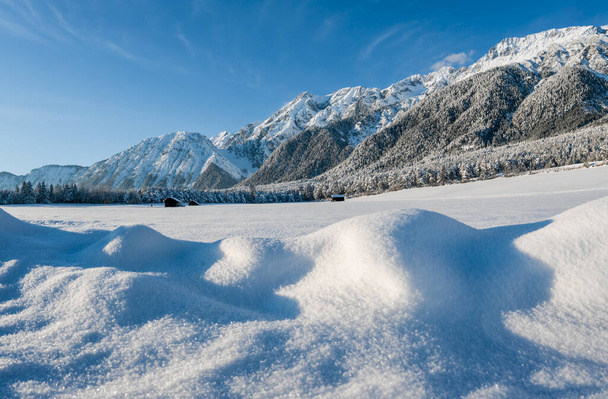 Skaliste Alpy Austriackie pokryte śniegiem, Wildermieming, Tyrol, Austria - Zdjęcie, obraz