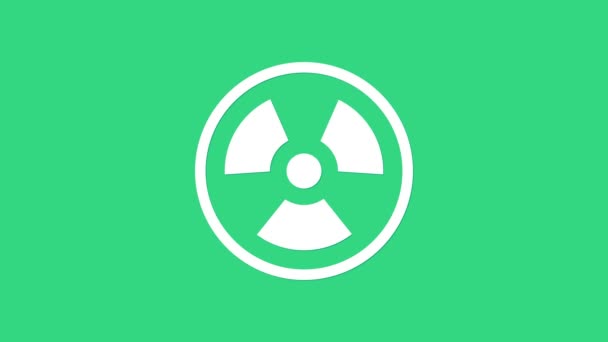 Icône radioactive blanche isolée sur fond vert. Symbole toxique radioactif. Radiation Signal de danger. Animation graphique de mouvement vidéo 4K - Séquence, vidéo