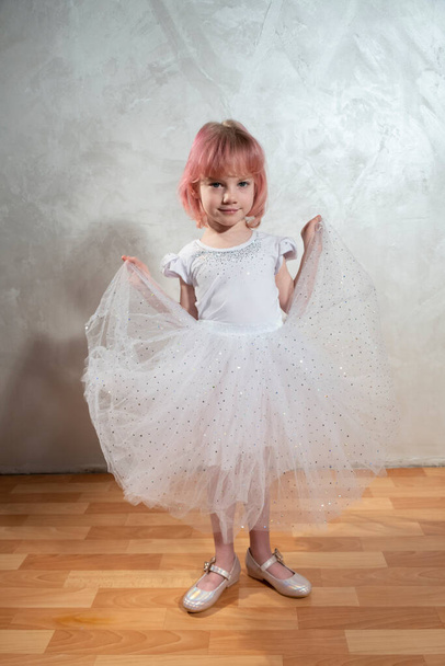 Kleines Mädchen im weißen Prinzessinnenkleid - Foto, Bild