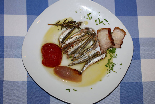 Sardines met olie tomaat en ui macro achtergrond griekse traditie voedsel porno moderne hoge kwaliteit print - Foto, afbeelding