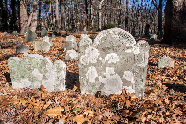 Detaily náhrobků na Sawyer Hill Burying Ground, Newburyport MA. Postaven v roce1695. Krásně vytesaný náhrobek zblízka z roku1700. Historický web. - Fotografie, Obrázek
