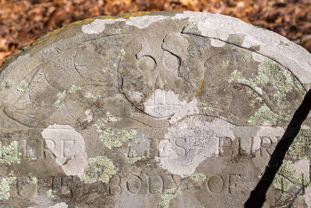 Detalle de Headstone en Sawyer Hill Burying Ground, Newburyport MA. Construido en 1695. Lápida bellamente tallada de cerca de la década de 1700. Sitio histórico. - Foto, Imagen