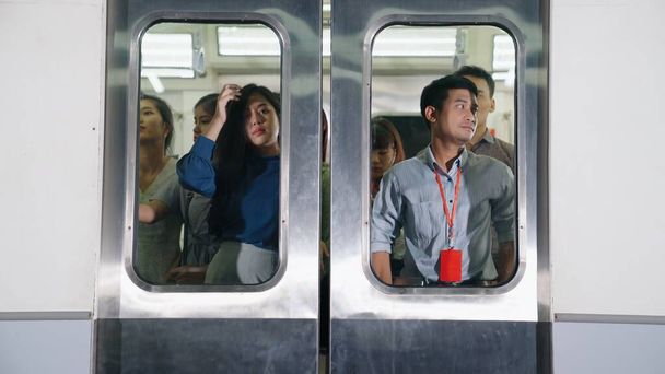 Folle di persone su un affollato treno pubblico della metropolitana viaggia - Foto, immagini