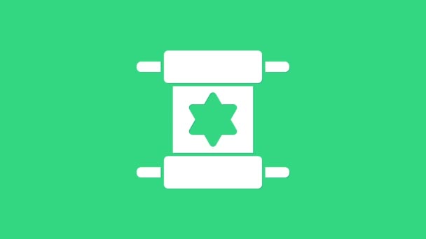 Белая Тора прокрутка значок изолирован на зеленом фоне. Еврейская Тора в расширенной форме. Символ Звезды Давида. Старый пергаментный свиток. Видеографическая анимация 4K - Кадры, видео