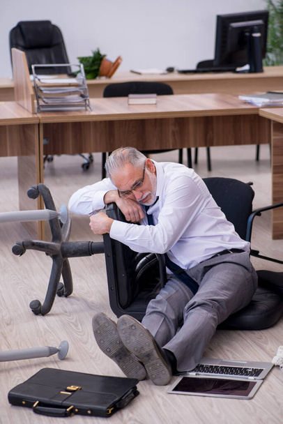Старый бизнесмен в концепции банкротства в офисе - Фото, изображение