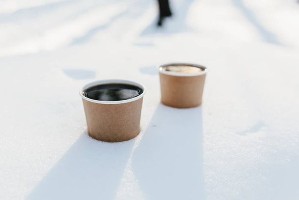 Δύο φλιτζάνια καφέ στο χιόνι στο δάσος - Φωτογραφία, εικόνα