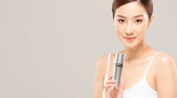 beauté asiatique femme tenir bouteille cosmétique crème lotion et gai. - Photo, image