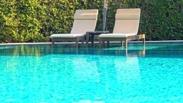 Спокойная съемка пустого бассейна в курортном отеле - Кадры, видео