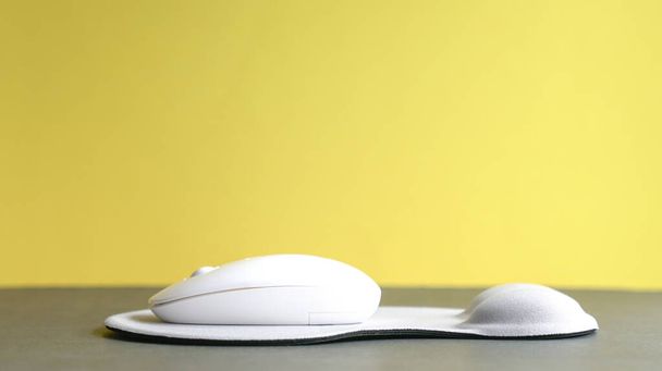Wireless mouse and mouse pad with wrist rest. Isolated. - Foto, afbeelding