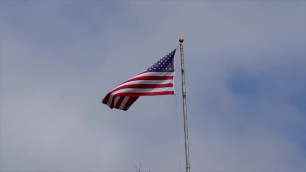 Una bandiera americana che sventola nella brezza al rallentatore. - Filmati, video
