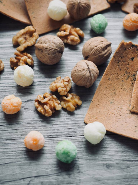 Aasian perinteiset makeiset senbei, riisi krakkausyksikkö ja saksanpähkinä - Valokuva, kuva