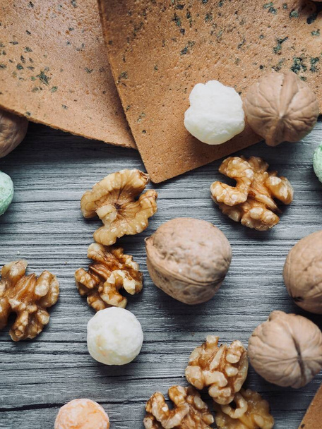 Tradiční asijské sladkosti senbei, rýže sušenka a vlašský ořech - Fotografie, Obrázek