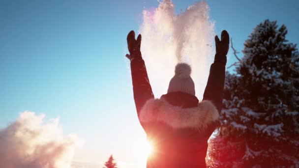 CERRAR Emocionado joven turista lanza nieve en la tarde de invierno sol - Imágenes, Vídeo