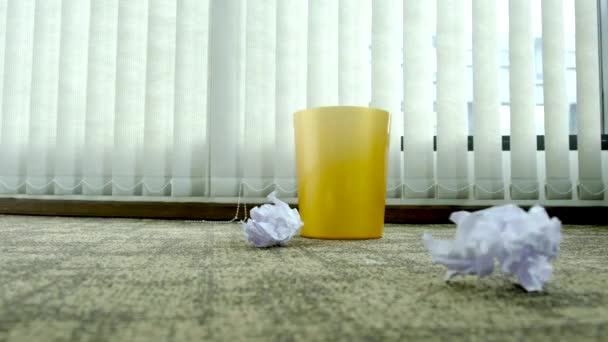 A összegyűrt papírt kidobták a sárga szemetesbe az üzleti irodában.. - Felvétel, videó