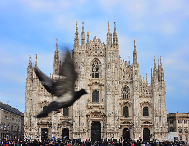 Duomo di Milano e monumento ao rei Vittorio Emanuele II
 - Foto, Imagem