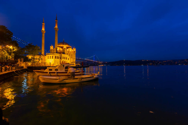Bosphorus Great Mecidiye Mosque (Ortaky Mosque)) - Фото, зображення