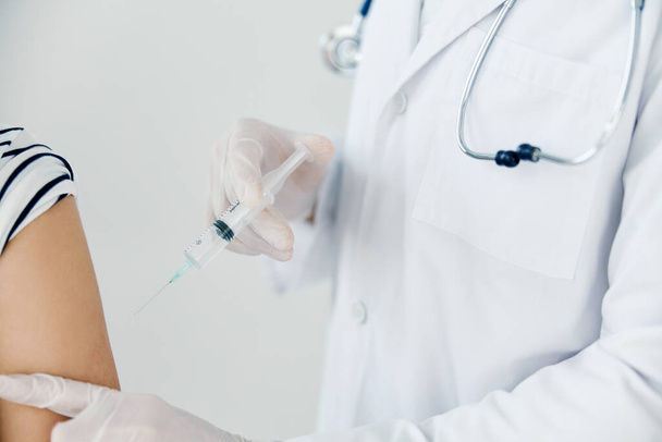 врач делает укол в здоровье вакцины плеча - Фото, изображение