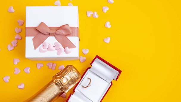 Wenskaart. Valentijnsdag. Roze geschenken, op een roze gele achtergrond, bovenaanzicht. Valentijnsdag 8 maart, Vrouwendag, Verjaardag. Moederdag - Foto, afbeelding