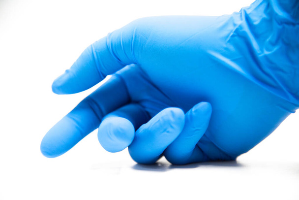 Ruka v modré rukavici vědec testování v laboratoři. - Fotografie, Obrázek