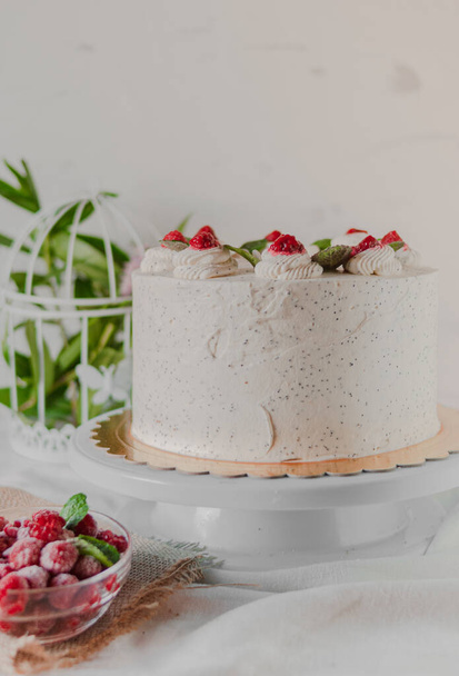 A vertical shot of a delicious white cake with berrie - Foto, Imagen