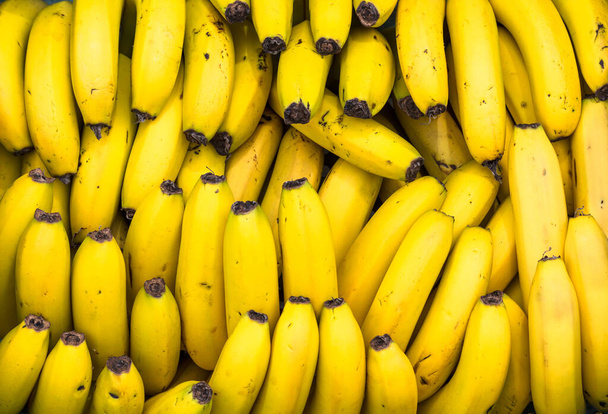 A closeup shot of a bundle of ripe banana - Foto, Imagem