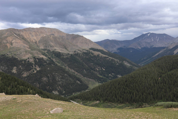 A beautiful mountainous landscape under a cloudy sky at the Continental Divide, Colorado - Valokuva, kuva