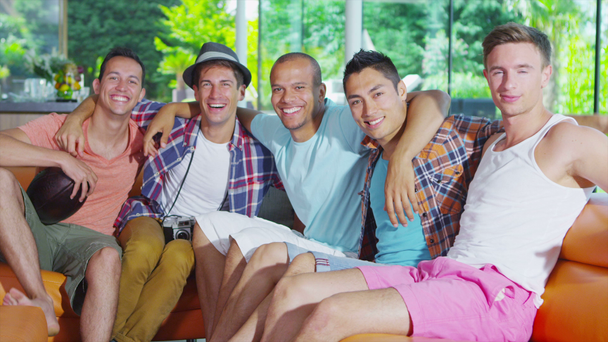 Muotokuva onnellinen ryhmä nuoria ystäviä hengailla yhdessä modernissa kodissa
 - Materiaali, video