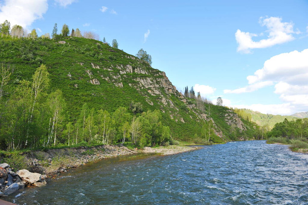 Ridder, Kazahsztán - 06.05.2013: Az Irtysh folyó, amely egy hegyvidéki és dombos területen folyik, különböző növényzetű. - Fotó, kép