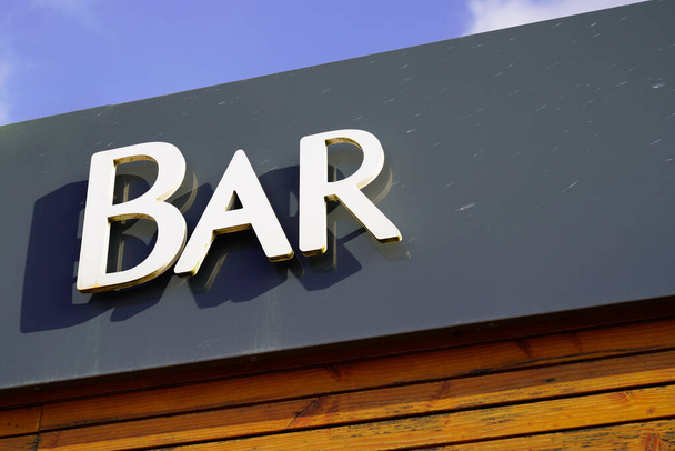 Bar-Zeichen Text auf Pub einer Stadt Straße Schaufenster Gebäude - Foto, Bild