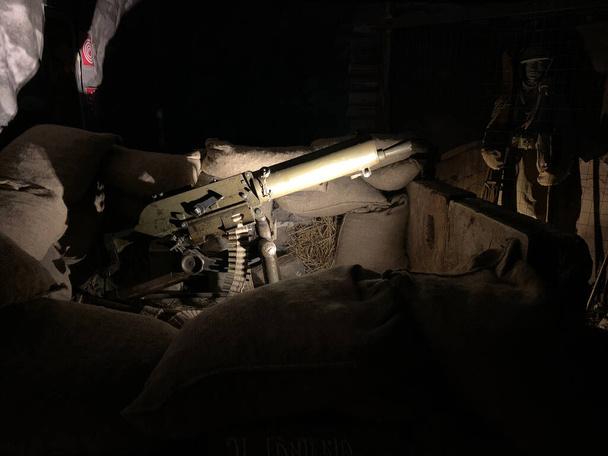 Австрійський кулемет в окопах Доломітів під час Першої світової війни. Перша світова війна, яка тривала з 28 липня 1914 по 11 листопада 1918 року в Європі. - Фото, зображення