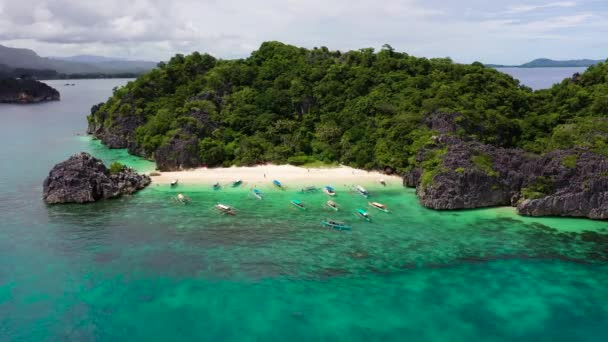 Wyspy Karmazyńskie, Matukad, Filipiny. Tropikalna wyspa z białą piaszczystą plażą. - Materiał filmowy, wideo