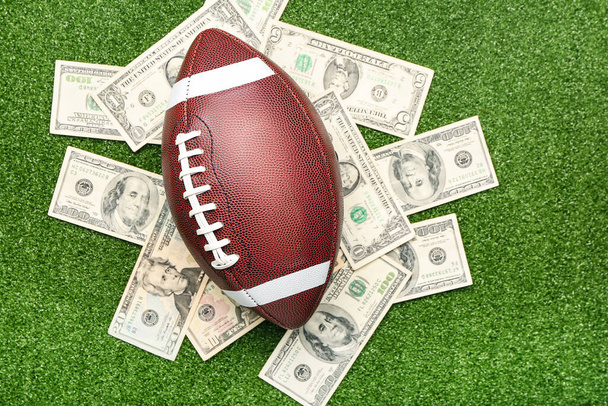 Rahaa ja rugby pallo väri tausta. Urheiluvedon käsite - Valokuva, kuva
