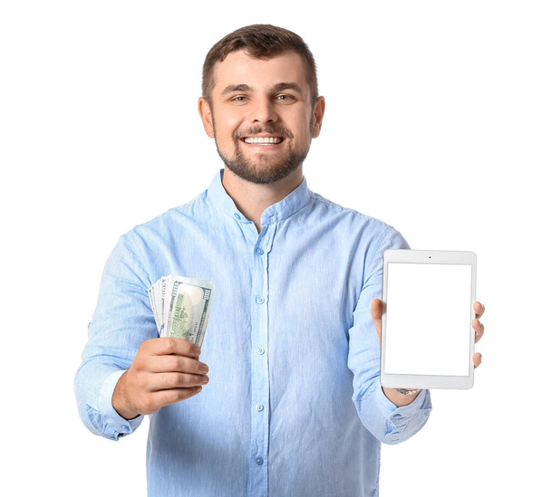 白い背景にタブレットPCとお金を持つ若い男。スポーツベットの概念 - 写真・画像