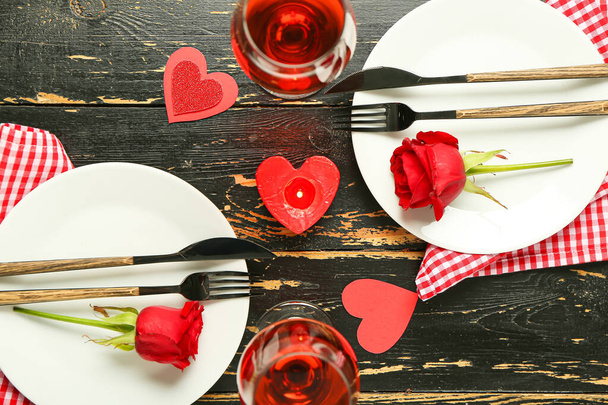 暗い木製の背景にバレンタインデーのお祝いのテーブル設定 - 写真・画像