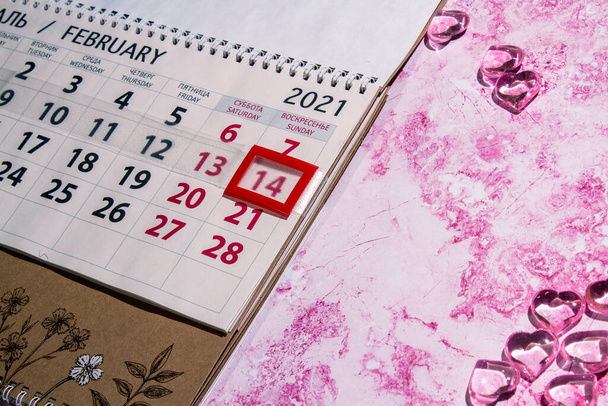 Página de calendário com o fundo rosa no dia 14 de fevereiro do dia de São Valentim. Espaço de cópia - Foto, Imagem