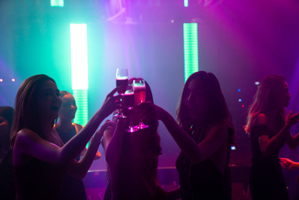 Immagine silhouette di persone che ballano in discoteca night club alla musica del DJ sul palco - Foto, immagini