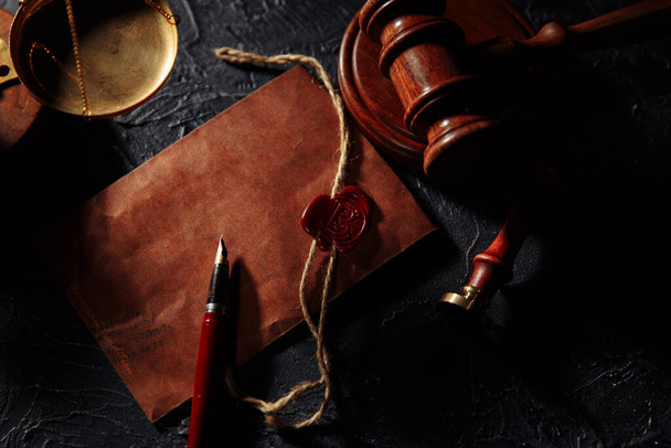 Gerechtigheidsschalen, enveloppen en houten rechters hameren van dichtbij. Notaris gereedschap. Begrip recht en recht - Foto, afbeelding