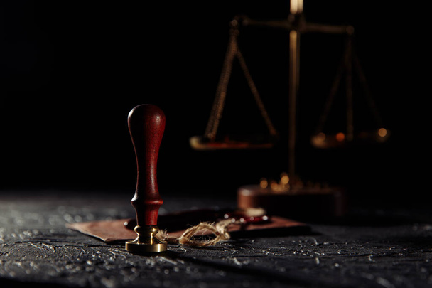 Concepto de derecho y justicia. Herramientas notariales. Escalas de justicia, sobre marrón con sello y sello de madera en una sala de audiencias - Foto, Imagen