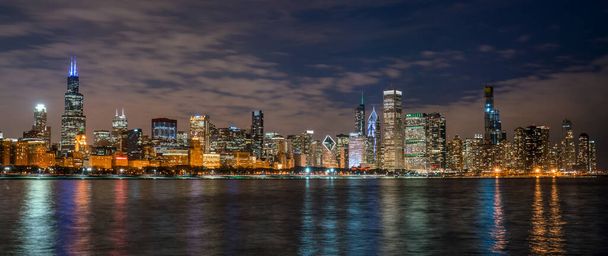 Panoráma Chicago Cityscape folyó partján tó Michigan gyönyörű szürkület idő, Illinois, Egyesült Államok, épület és ingatlan, Üzleti Építészet és épület, utazási és turisztikai koncepció - Fotó, kép