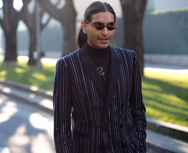 Fashion blogger street style outfit before ARMANI fashion show during Milano Fashion Week man Fall/winter 2019/2020 - Foto, Imagen