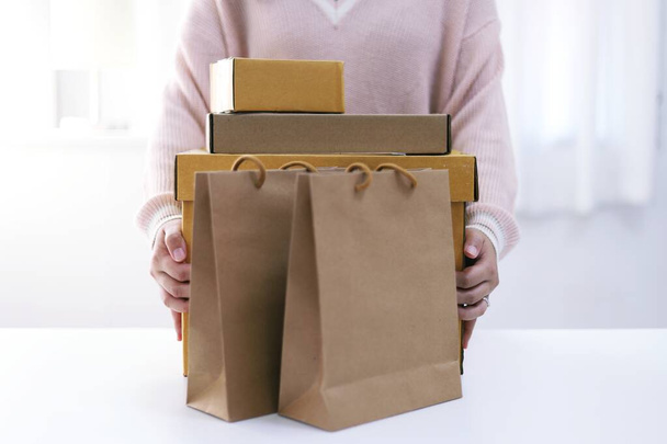 Business From Home kobieta przygotowuje pudełko dostawy Przesyłka na zakupy online. młody start właściciel małej firmy w domu zamówienie online  - Zdjęcie, obraz