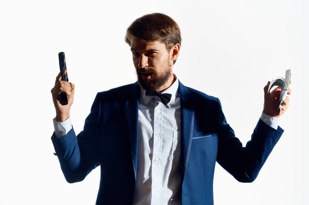 άνθρωπος με κοστούμι όπλο χρήματα γκάνγκστερ επιχειρηματικό φως φόντο - Φωτογραφία, εικόνα